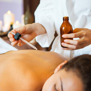 Lõõgastav massaaž laavakivide ja piparmündiõliga