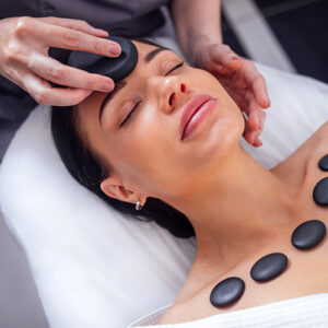 Sügavalt soojendav laavakivimassaaž koos kanepiõliga